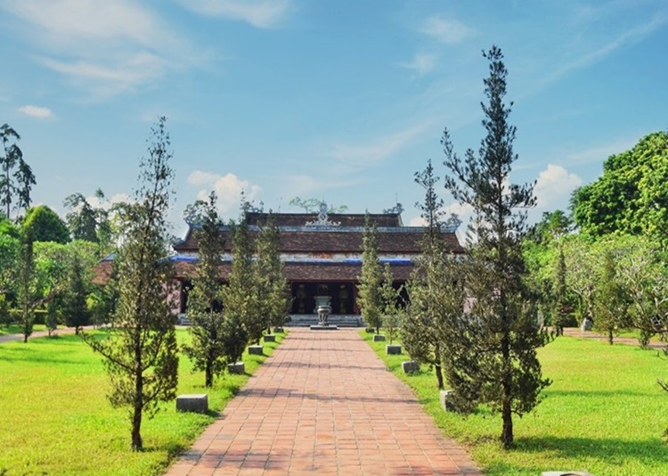  Dai Hung Shrine - Thien Mu Pagoda