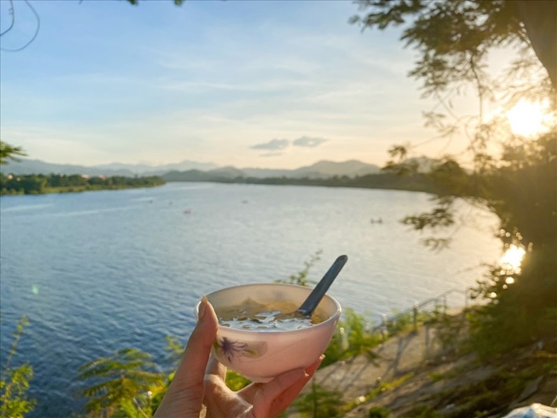 At the foot of Thien Mu Pagoda, the humble tofu pudding vendors become remarkably unique and poetic. Every visitor to this place has their reasons for coming