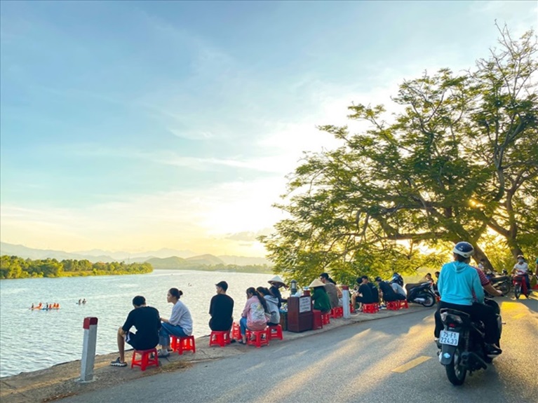 At the foot of Thien Mu Pagoda, the humble tofu pudding vendors become remarkably unique and poetic. Every visitor to this place has their reasons for coming